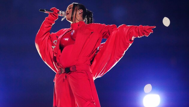 Die „Krone“ verrät, mit welchen Tricks mittelprächtige Sängerinnen wie Rihanna auf der Bühne arbeiten. (Bild: Matt Slocum / AP / picturedesk.com)