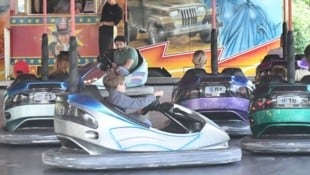 In Edinburgh sind drei Kinder aus einem Wagen bei einem Jahrmarkt geschleudert worden (Symbolbild). (Bild: P. Huber)