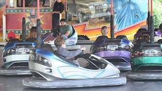 In Edinburgh sind drei Kinder aus einem Wagen bei einem Jahrmarkt geschleudert worden (Symbolbild). (Bild: P. Huber)