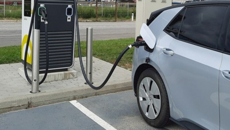 Der massive Ausbau der E-Mobilität erhöht auch den Bedarf an Lithium-Ionen-Batterien deutlich. (Bild: P. Huber)