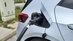 Ein Elektroauto beim Laden (Bild: P. Huber)