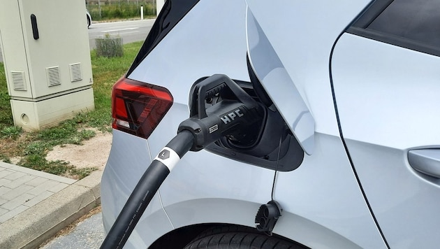 An electric car charging (Bild: P. Huber)