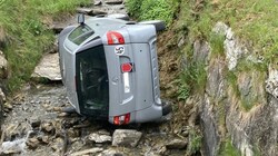 Das Fahrzeug kam auf der Fahrerseite zum Liegen (Bild: LPD Salzburg)