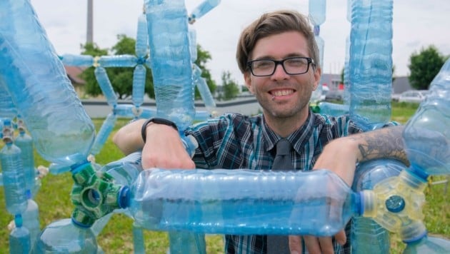 Der Kanadier Justin Tyler Tate macht beim FMR-Festival PET-Flaschen zum intelligenten Baustoff. (Bild: Einöder Horst)