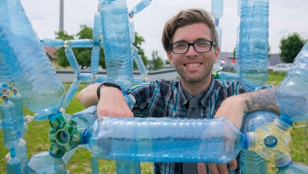 Der Kanadier Justin Tyler Tate macht beim FMR-Festival PET-Flaschen zum intelligenten Baustoff. (Bild: Einöder Horst)