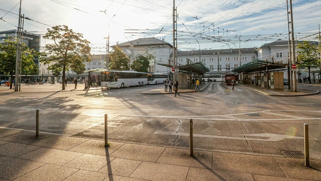 Öffi-Verkehrsader, Treffpunkt junger Leute, aber auch Brennpunkt der Kriminalität: der Südtiroler Platz vor dem Hauptbahnhof. (Bild: Tschepp Markus)