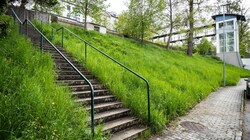 Steil geht es vom Parkplatz in das Zentrum von Waidhofen an der Thaya hinauf. Wenn der Lift vor Ort nicht funktioniert, sorgt das für großen Unmut. (Bild: KLAUS SCHINDLER)