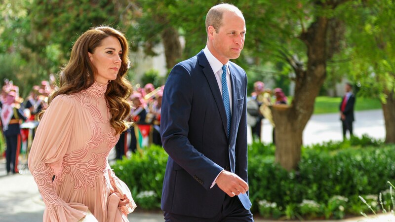 Die Frau von Prinz William hatte zu dem speziellen Anlass ein hochgeschlossenes Kleid des libanesischen Designers Elie Saab gewählt. (Bild: Royal Hashemite Court / dpa Picture Alliance / picturedesk.com)