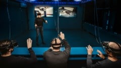 Dank High-Tech und VR-Brille können im „Tatort-Virtual-Reality-Raum“ des Bayerischen Landeskriminalamts (kurz „Holodeck“) Tatorte virtuell dreidimensional exakt nachgebildet und begangen werden. (Bild: BLKA)