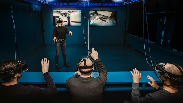 Dank High-Tech und VR-Brille können im „Tatort-Virtual-Reality-Raum“ des Bayerischen Landeskriminalamts (kurz „Holodeck“) Tatorte virtuell dreidimensional exakt nachgebildet und begangen werden. (Bild: BLKA)