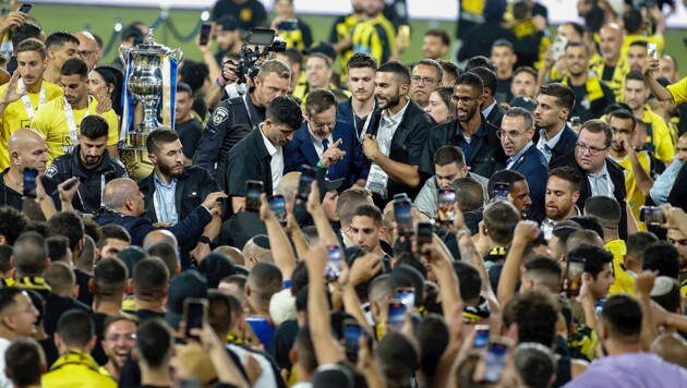 Israels Präsident Jitzchak Herzog (Mitte) umgeben von zahlreichen Fans nach dem Cup-Sieg von Beitar Jerusalem. (Bild: AP)