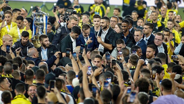 Israels Präsident Jitzchak Herzog (Mitte) umgeben von zahlreichen Fans nach dem Cup-Sieg von Beitar Jerusalem. (Bild: AP)