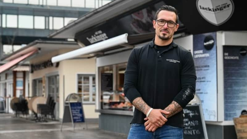 Andreas Lackinger vor seiner Koje am Südbahnhofmarkt, die er nun doch mit Ende August schließt. (Bild: Wenzel Markus)