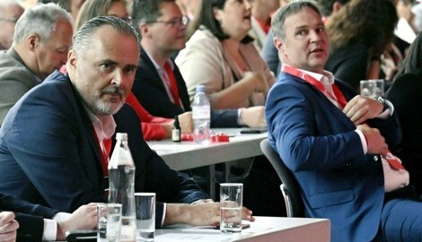 Beim Sonderparteitag in Linz war für die beiden Kandidaten Hans Peter Doskozil und Andreas Babler die SPÖ-Welt noch halbwegs in Ordnung. (Bild: APA/HELMUT FOHRINGER)