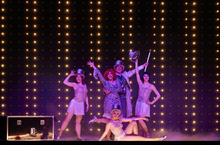 Lilia Höfling (Mannequin 2 & Dance Captain), Diana Bärhold (Mannequin 1), Alexander Strobele (Bettina/Laura/Pater Orsenigo), Lucia Miorin (Mannequin 3), Jenifer Lary (Louise)