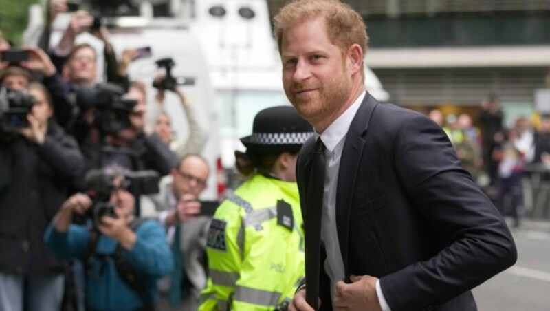 Prinz Harry bei seiner Ankunft vor Gericht. (Bild: APA/AP Photo/Kin Cheung)