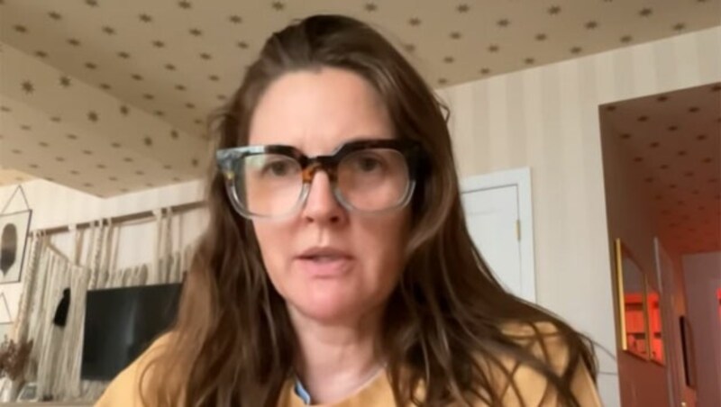 Drew Barrymore stellt in einem Instagram-Video (Screenshot) klar: „Ich habe nie gesagt, ich wünschte, meine Mutter wäre tot“ (Bild: www.instagram.com/drewbarrymore)