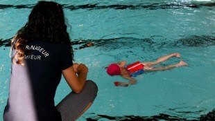 Die Zahl der Nichtschwimmer steigt in Österreich weiter an. Ein Grund: Es fehlen Schwimmkurse für die Kinder. (Bild: stock.adobe.com)