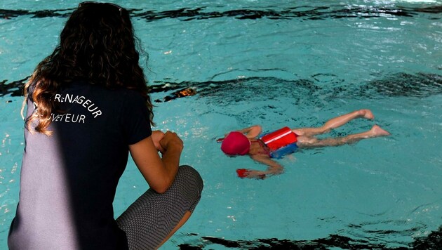 Die Zahl der Nichtschwimmer steigt in Österreich weiter an. Ein Grund: Es fehlen Schwimmkurse für die Kinder. (Bild: stock.adobe.com)