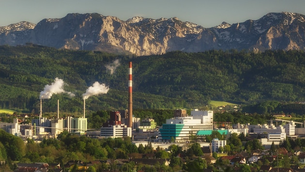 8300 Beschäftigte hat der Fasererzeuger weltweit. Nach einem schwierigen Vorjahr geht’s wieder bergauf. (Bild: Lenzing AG)