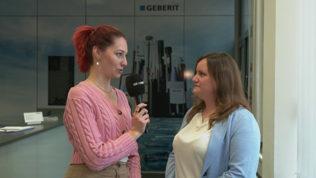 krone.tv Reporterin Sarah Jahn besuchte Patricia, die eben erst ihre Lehre mit Auszeichnug abgeschlossen hat, an ihrem Arbeitsplatz bei Geberit. (Bild: krone.tv)