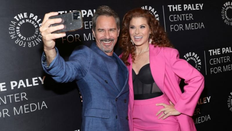 Eric McCormack und Debra Messing freuen sich über ihr Wiedersehen bei der Podiumsdiskussion „The Magic of Will & Grace“ im Paley Center for Media. (Bild: APA/Getty Images via AFP/GETTY IMAGES/Dimitrios Kambouris)