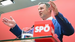 Der neue SPÖ-Chef Andreas Babler bewarb am Samstag eine Vermögenssteuer und nannte auch die Rücknahme der Kassenreform als Koalitionsbedingung. (Bild: APA/HELMUT FOHRINGER)