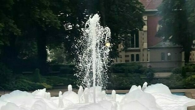 Im Villacher Stadtpark Brunnen sprudelte Schaum statt Wasser. (Bild: Stadt Villach)