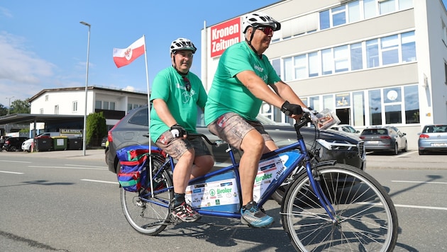 Martin Reiter (li.) und Jakob Scheidnagl aus Reith i. A. sind mit dem Radl da. Sie sammeln Kilometergeld für den guten Zweck. (Bild: Birbaumer Christof)