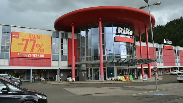Die Grazer Supernova-Gruppe ist Eigentümer der Kika-Immobilie in Leoben. Gegenüber des Möbelhauses hat sie bereits bei der Baumax-Pleite zugeschlagen - nun ein Asylgroßquartier. (Bild: Heinz Weeber)