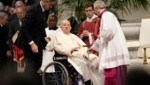 Schon seit Längerem ist Papst Franziskus auf einen Rollstuhl angewiesen, um sein Knie zu entlasten. (Bild: AP Photo/Andrew Medichini, file)