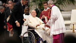 Schon seit Längerem ist Papst Franziskus auf einen Rollstuhl angewiesen, um sein Knie zu entlasten. (Bild: AP Photo/Andrew Medichini, file)