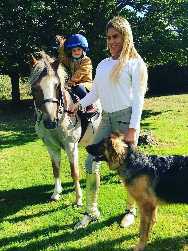 Katie Price mit ihrem 2018 verstorbenen Hund „Queenie“ (Bild: www.viennareport.at)