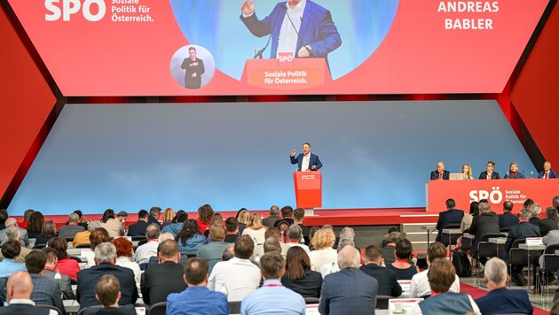 Andreas Babler bei seiner fulminanten bzw. irritierenden Rede (je nach Standpunkt der Zuhörer) am Parteitag in Linz. (Bild: Dostal Harald)