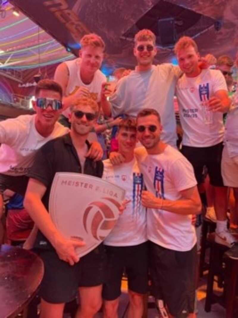 Die Mannschaft von Blau-Weiß Linz feiert den Aufstieg aktuell in Mallorca. (Bild: zVg)