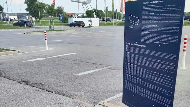 Auf Hinweisschildern ist zu lesen, was auf dem Parkplatz erlaubt ist. Die Tafel zum Datenschutz fällt besonders umfangreich aus. (Bild: Christian Schulter)