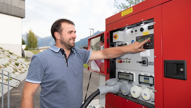 Bauhofmitarbeiter Johannes Struber kümmert sich um Notstromaggregat, das den Strom für die Blackout-Nacht lieferte (Bild: Camera Suspicta / Susi Berger)