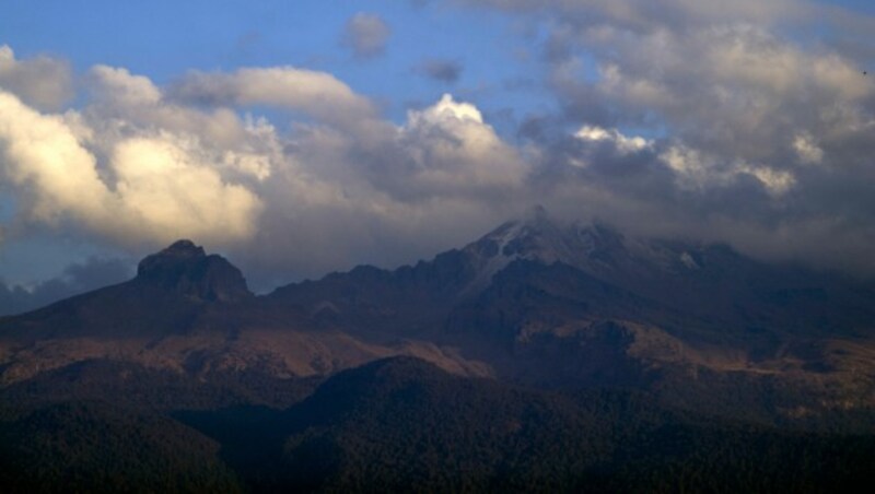 Die Alarmstufe rund um Vulkan Popocatepetl in Mexiko wurde herabgesetzt. (Bild: CLAUDIO CRUZ / AFP)