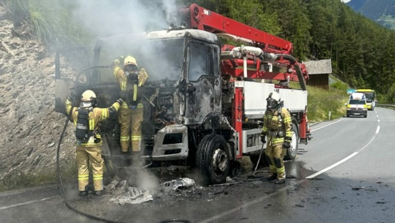 Die Florianijünger konnten den Brand im vorderen Bereich des Lkw rasch unter Kontrolle bringen. (Bild: zeitungsfoto.at/Liebl Daniel)