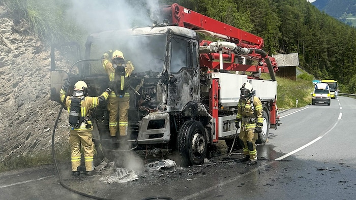 Die Florianijünger konnten den Brand im vorderen Bereich des Lkw rasch unter Kontrolle bringen.
