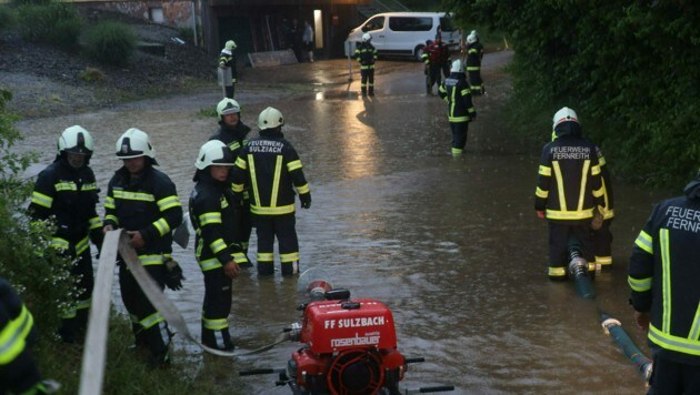 Einsatz der Feuerwehr in Wels (Bild: APA/LAUMAT.AT/MATTHIAS LAUBER)