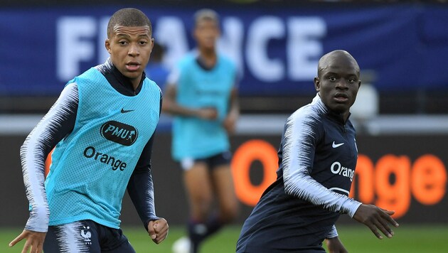 N‘Golo Kante (rechts) an der Seite von Kylian Mbappe in der französischen Nationalmannschaft (Bild: AFP or licensors)