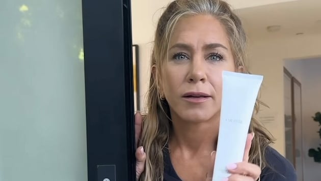 Zeigt sich Jennifer Aniston hier mit einer grauen Haarsträhne? Die Fans sind überzeugt davon und feiern ihr Idol für so viel Natürlichkeit. (Bild: instagram.com/jenniferaniston)