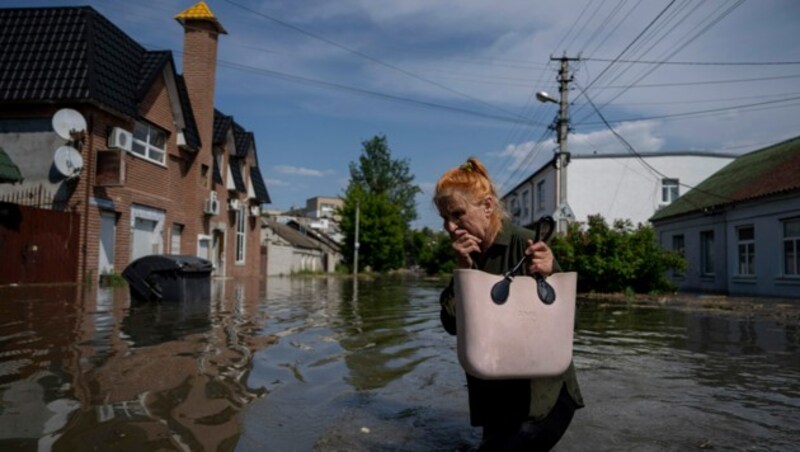 Überflutete Straßen nach der Sprengung des Kachowka-Staudamms in der Südukraine (Bild: AP)