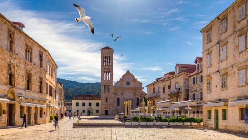 Der größte Stadtplatz in Dalmatien ist in der Stadt Hvar zu finden. (Bild: (C) 2018 Liubomir Paut. All Rights Reserved.)