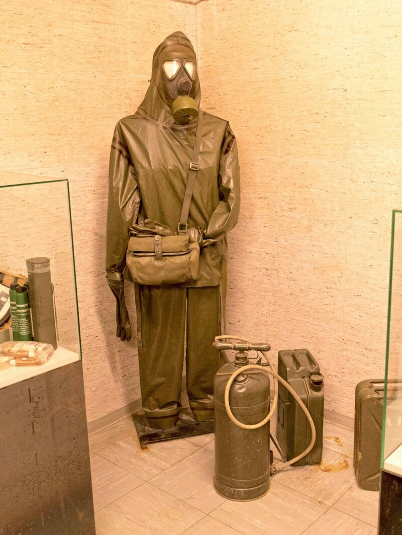 Ein Ausstellungsstück im einstigen Bunker der deutschen Regierung: ein Anti-Strahlen-Anzug. (Bild: Peter Grotter)