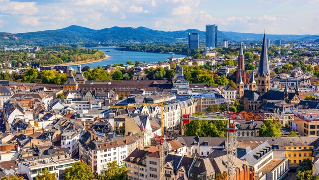 Bonn liegt idyllisch am Rhein. Wer an den frühen Lebensjahren Beethovens interessiert ist, ist hier richtig. Auch ein einst geheimer Bunker bietet spannende Einblicke. (Bild: travelview - stock.adobe.com)