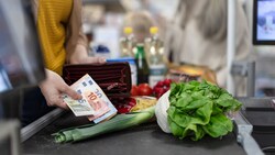 Viele Franzosen setzen sich aufgrund der Teuerung ein striktes Budget - um das besser im Auge zu behalten, heben sie nun vermehrt Bargeld ab. (Bild: Halfpoint - stock.adobe.com)