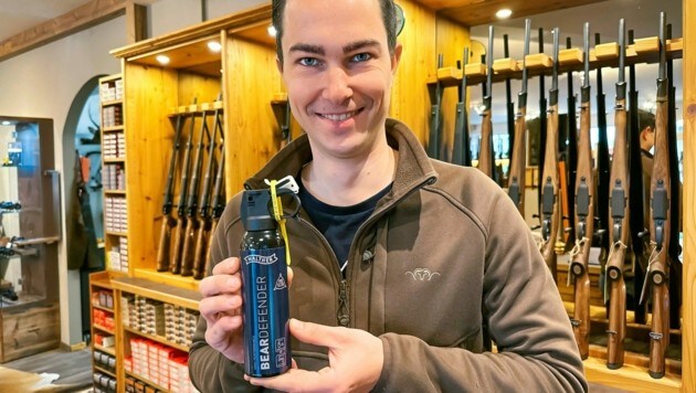Waffendoc Gregor Unterberger zeigt, wie man sich vor Großraubwild schützen kann. (Bild: Wallner Hannes)