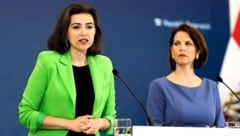 Immer wieder im Clinch: die Ministerinnen Alma Zadić und Karoline Edtstadler (Bild: APA/BKA/Christopher Dunker)